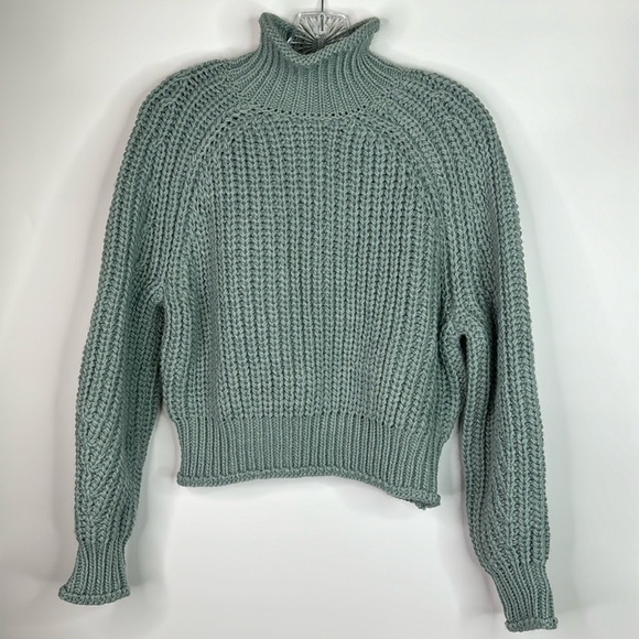 H&M Blue Cropped Mock Neck Cable Knit Sweater NWT Size Small - Picture 1 of 4
